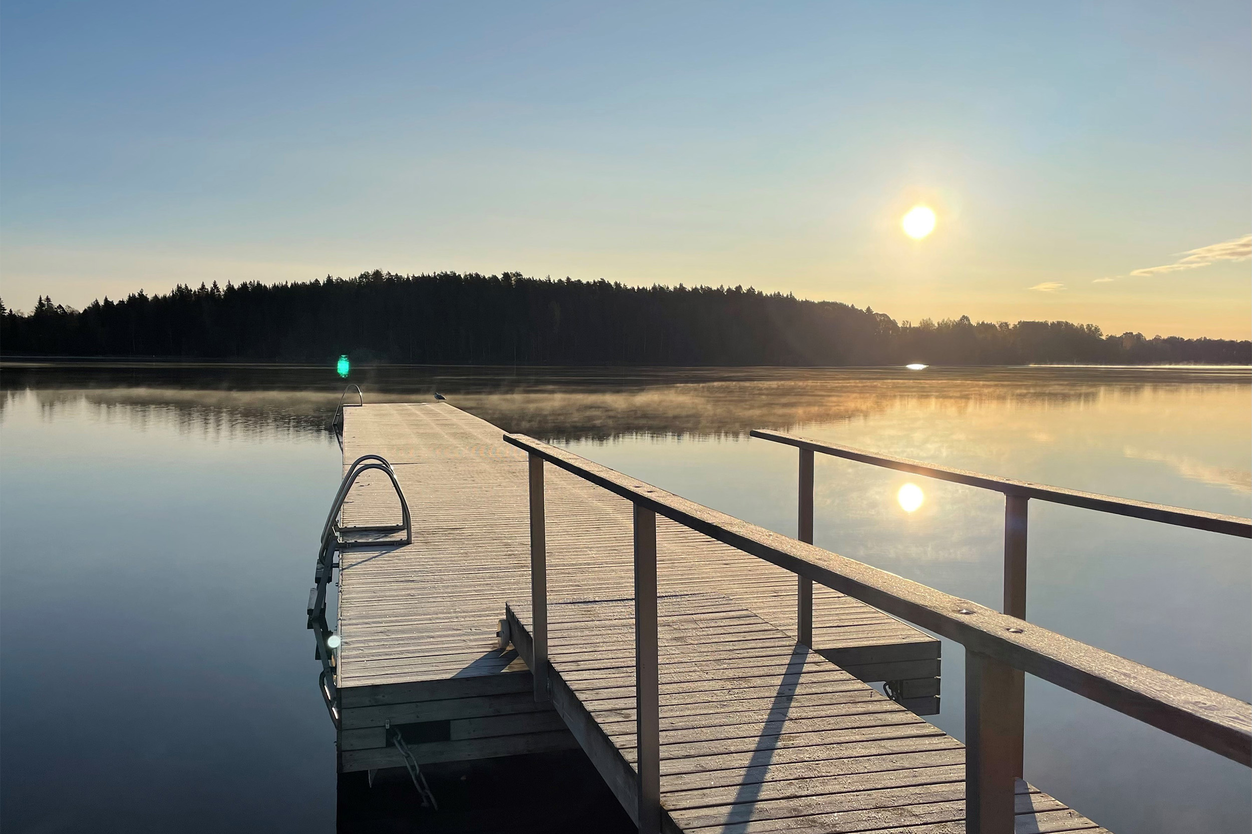 Räikän ranta laituri-syysaamuna Ylöjärvellä