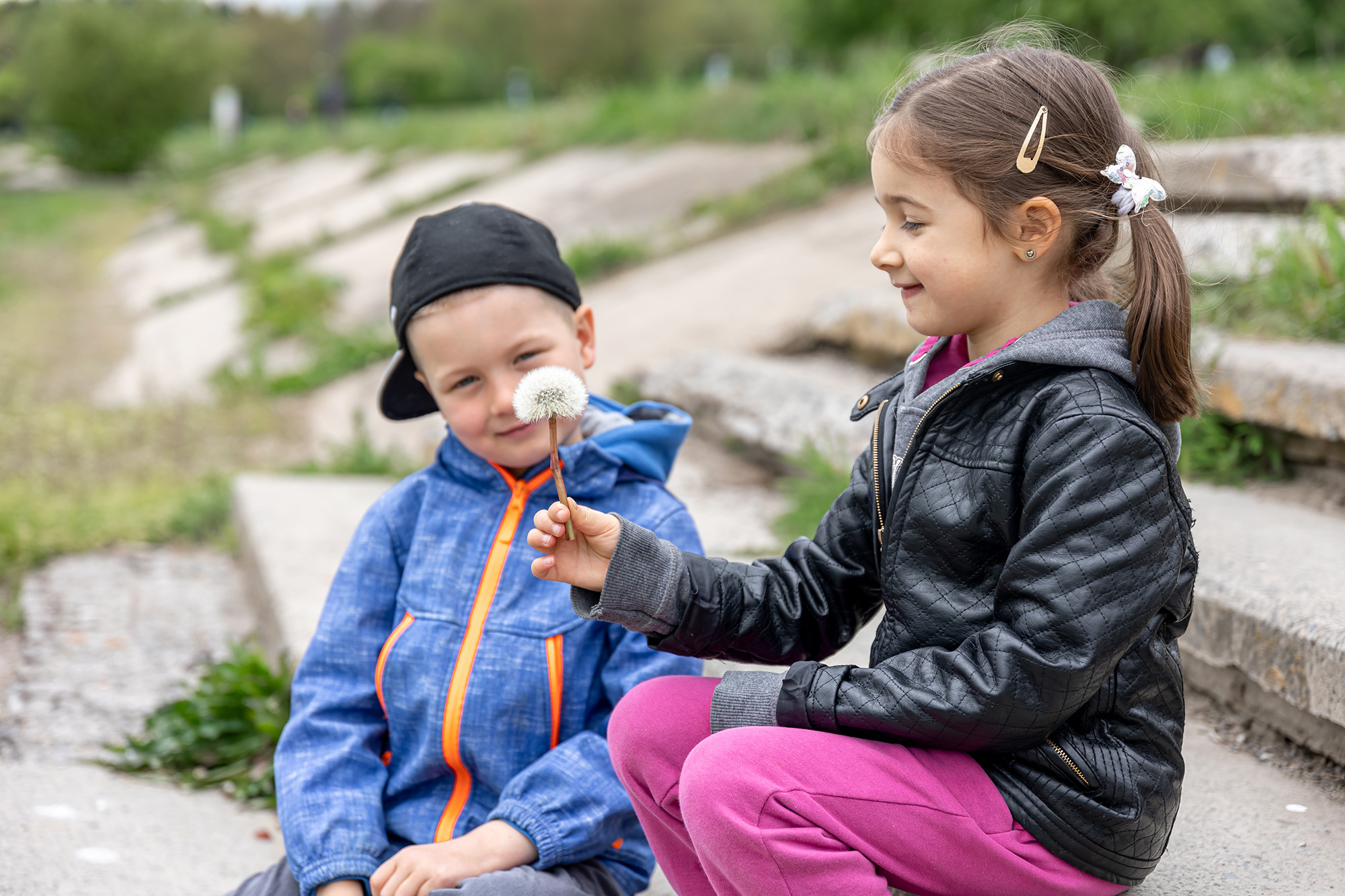 lapset leikkivät ulkona