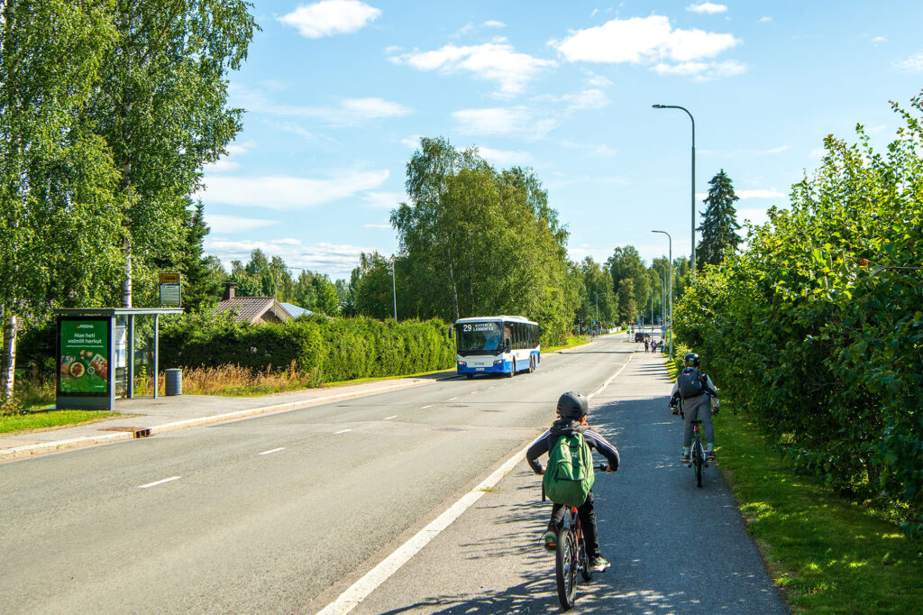 lapsi pyöräilee Lamminpäässä