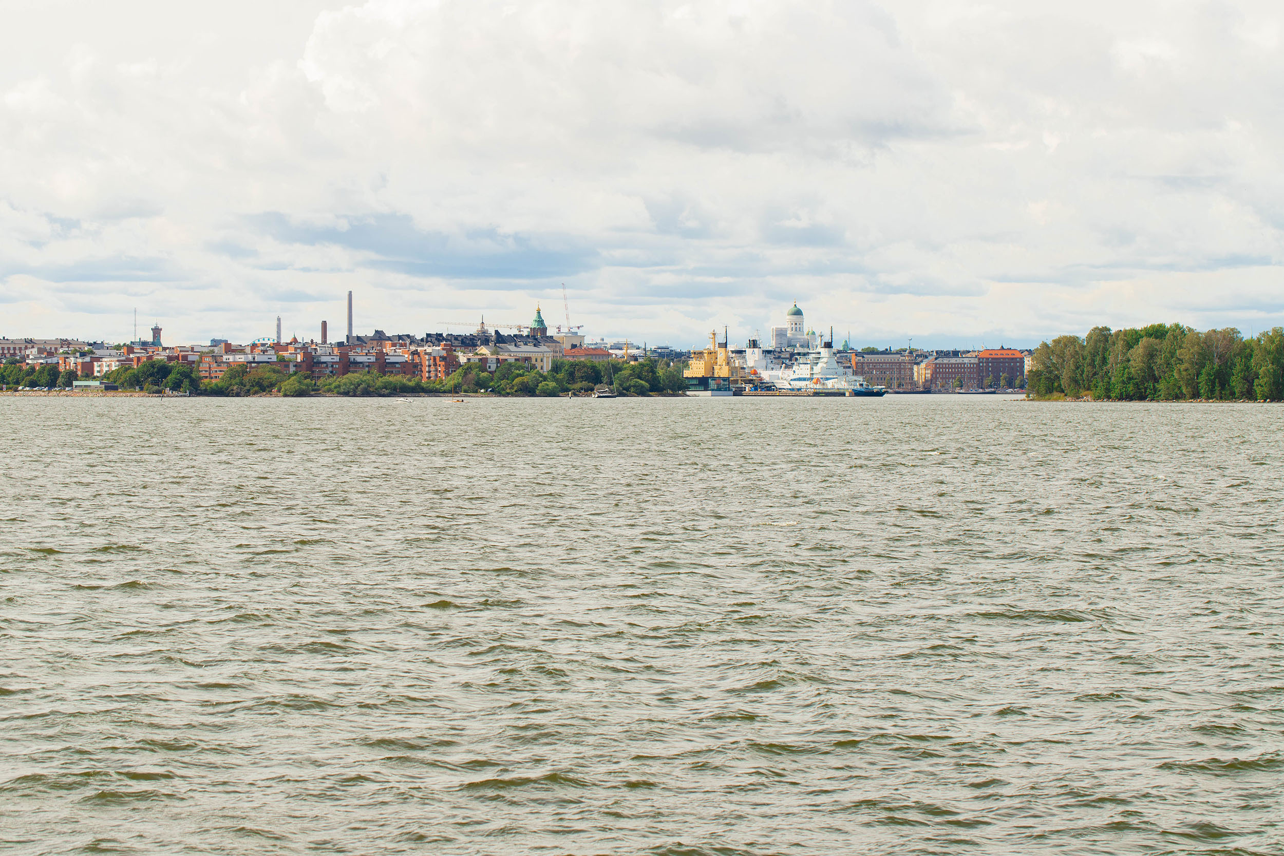 Meri ja Helsingin keskusta Laajasalon rannikolta kuvattuna